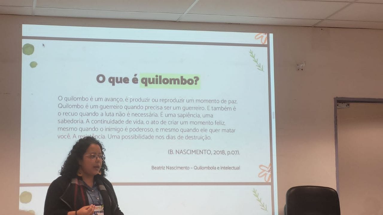 “Eu li tanto a Beatriz Nascimento. Eu sempre me senti tão tocada pelo modo como ela construía conhecimento, que eu acho muito interessante eu hoje estar na terra dela”, afirma Alice. (Foto: Arquivo pessoal)