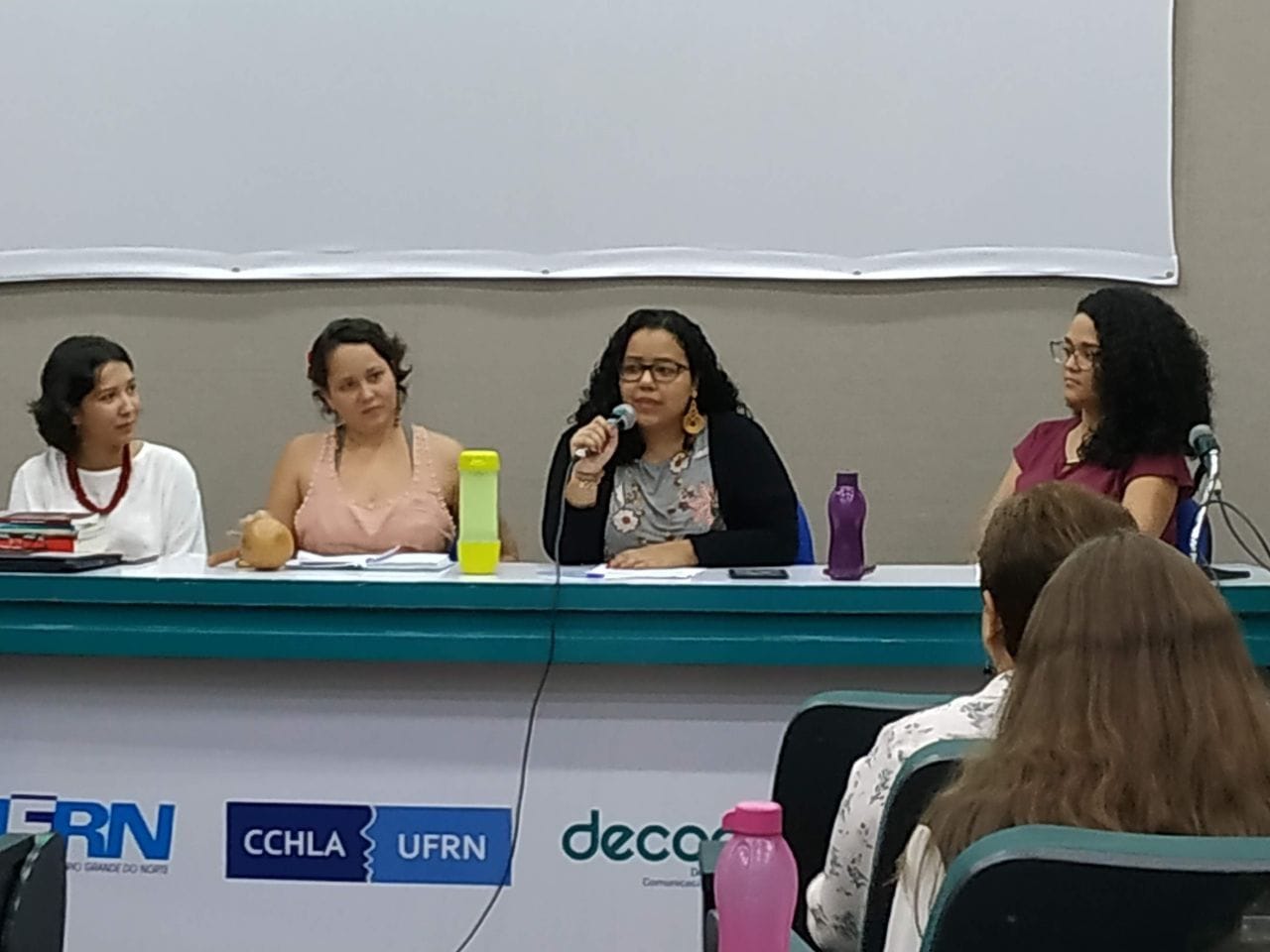 “Minha história atravessa a pesquisa que faço. Carrego comigo as perguntas e os silêncios que precisei romper. Acredito numa universidade que abrace nossos atravessamentos e reconheça saberes plurais. Meu compromisso é com uma ciência antirracista, anticolonial e movida por afeto”, diz. (Foto: arquivo pessoal).